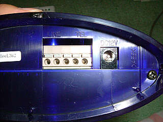 BBee�{��(�����u���^�AA�AC�^�C�v)�̗����ɓd�b���M�@��ڑ�����[�q���o�Ă��܂�